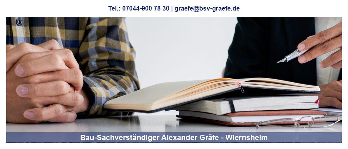 Bausachverständiger bei der Begutachtung eines Gebäudes im Enzkreis